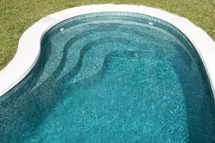 Piscina particular con lámina armada Renolit Alkorplan Alive, diseño texturizado y duradero