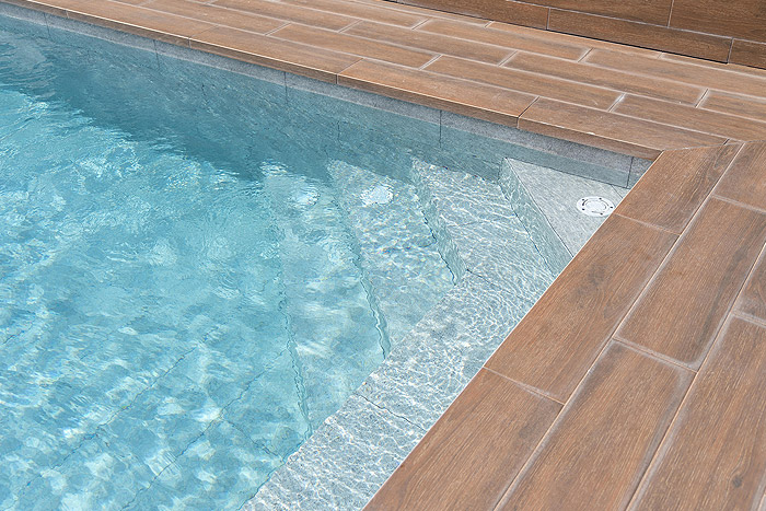 Piscina con lámina armada Renolit Alkorplan Tile, colección inspirada en diseño de azulejos y alta resistencia.